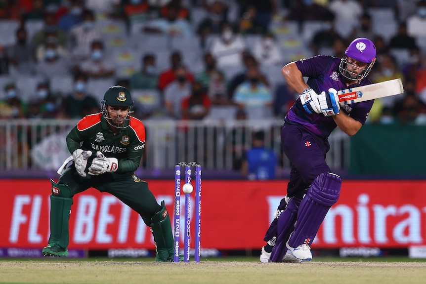 Un bateador escocés se pone a correr después de cortar un balón de sus piernas en un juego de la Copa del Mundo T20.