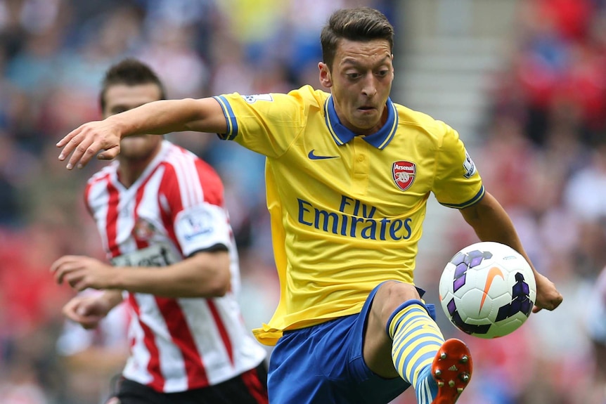 Mesut Ozil makes Arsenal debut against Sunderland