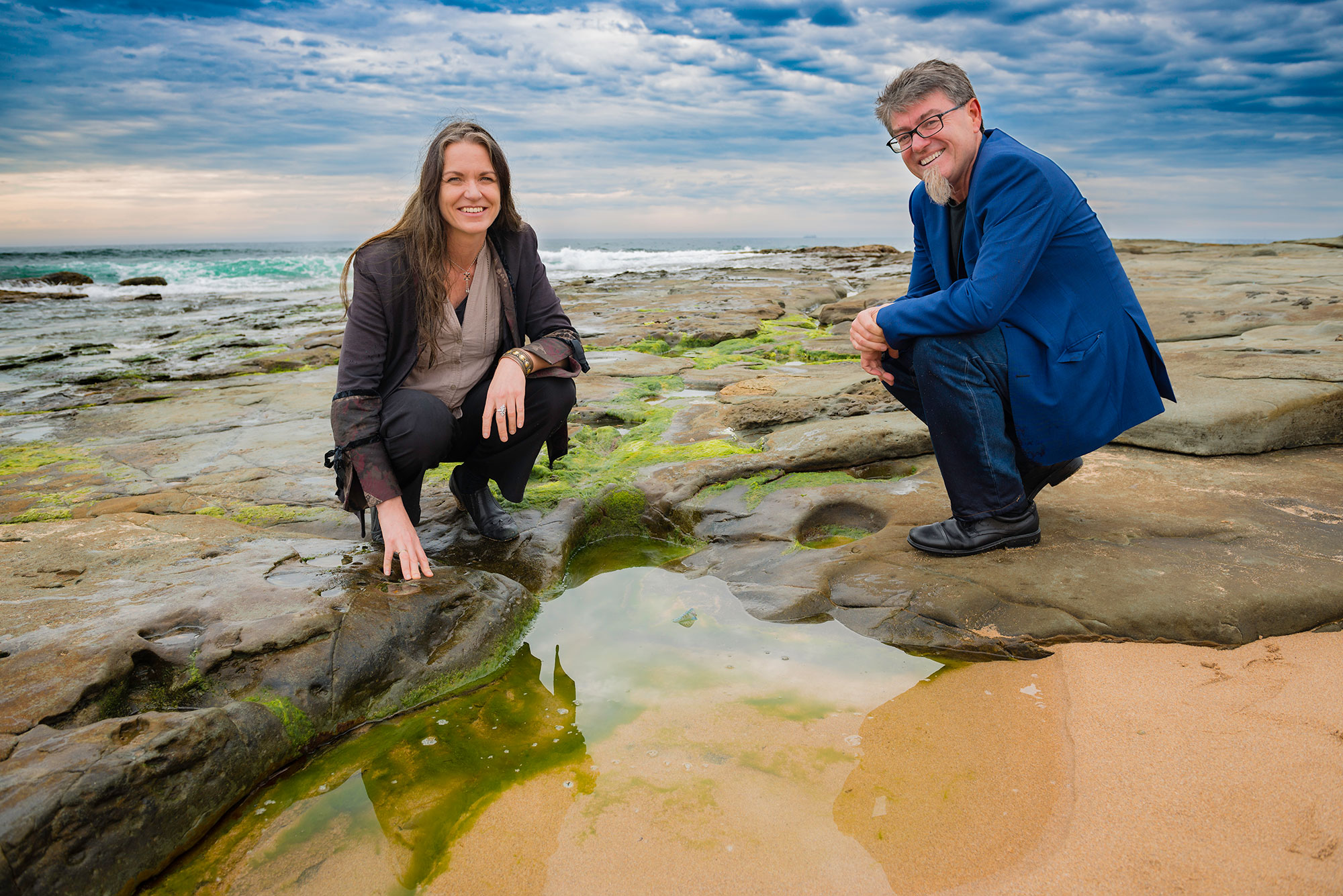 Dr Pia Winberg 和 Gordon Wallace 教授蹲在海边。