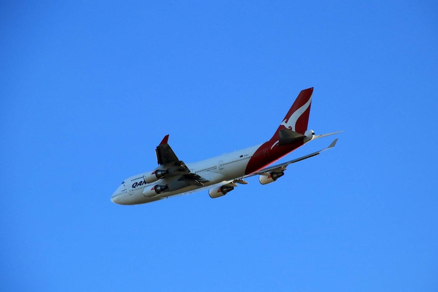 Qantas 747 VH-OEJ flies over Shellharbour Airport on its final flight.
