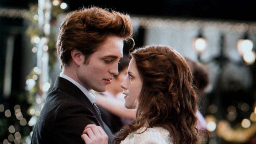 Edward Cullen (Robert Pattinson) and Bella Swan (Kristen Stewart)