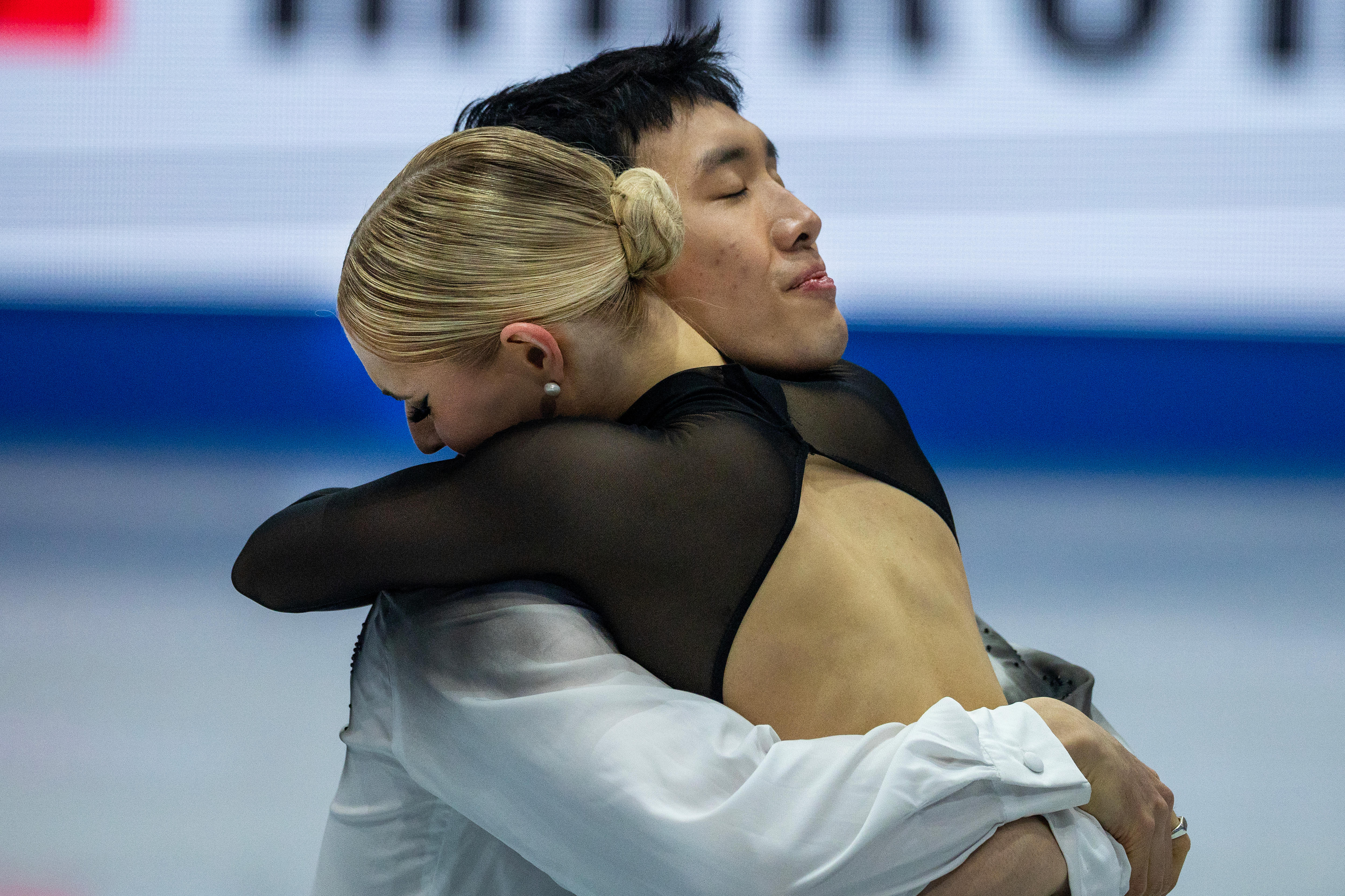 Holly Harris e Jason Chan se abraçam