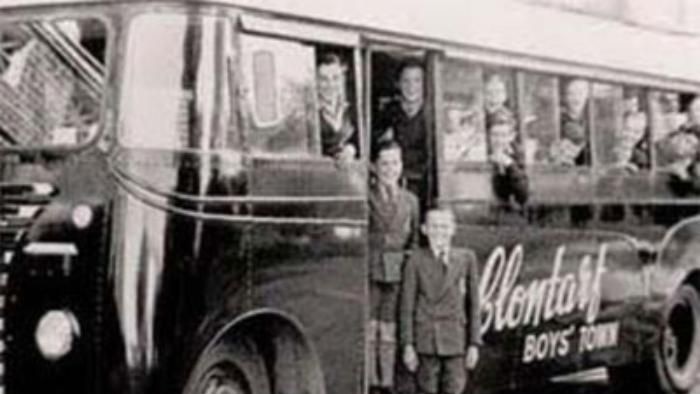 Anak laki-laki di bus Clontarf Boys Home di Western Australia