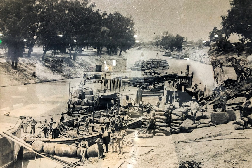 A black and white photo of paddle steamers being loaded on the Darling River in the 1800s.