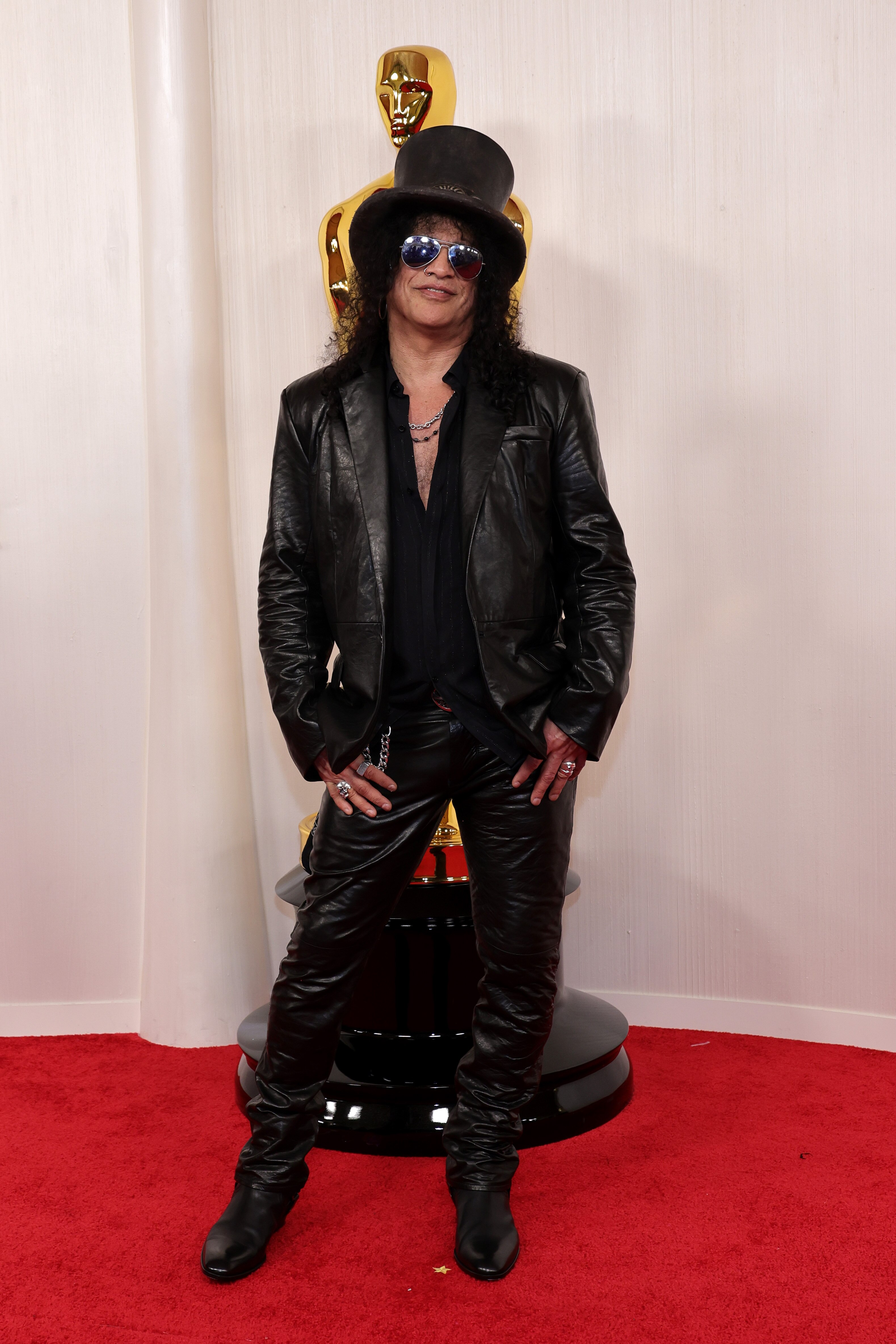 Slash poses on the Oscars red carpet