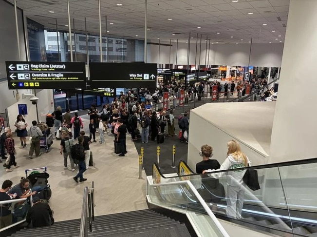 Un aeropuerto lleno de gente o gente esperando. 