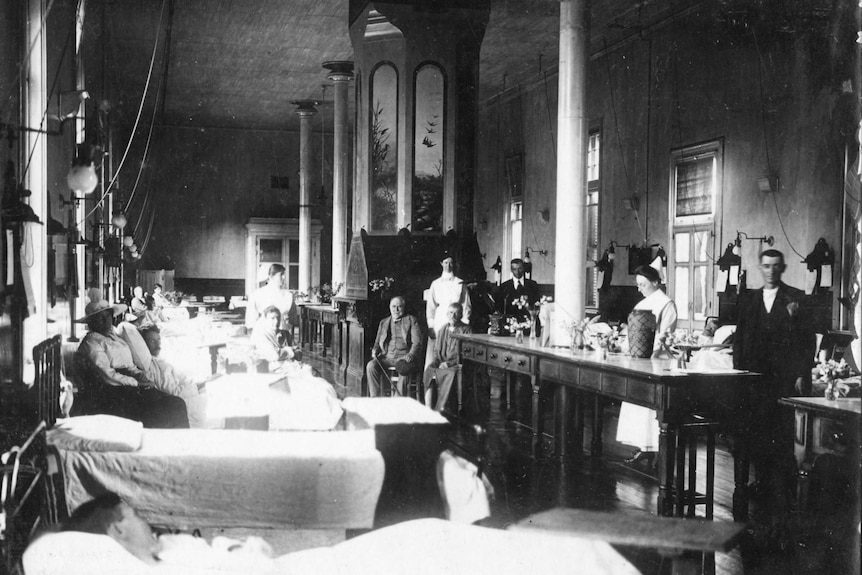1918 hospital staff in a ward.