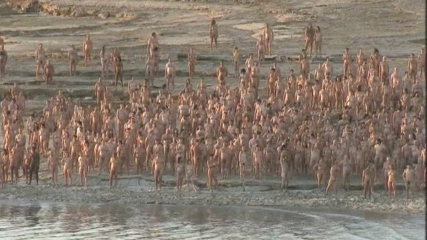 More than 1,000 Israelis pose naked for celebrated US photographer Spencer Tunick in a bid to have the Dead Sea recognised as one of the world's seven natural wonders.
