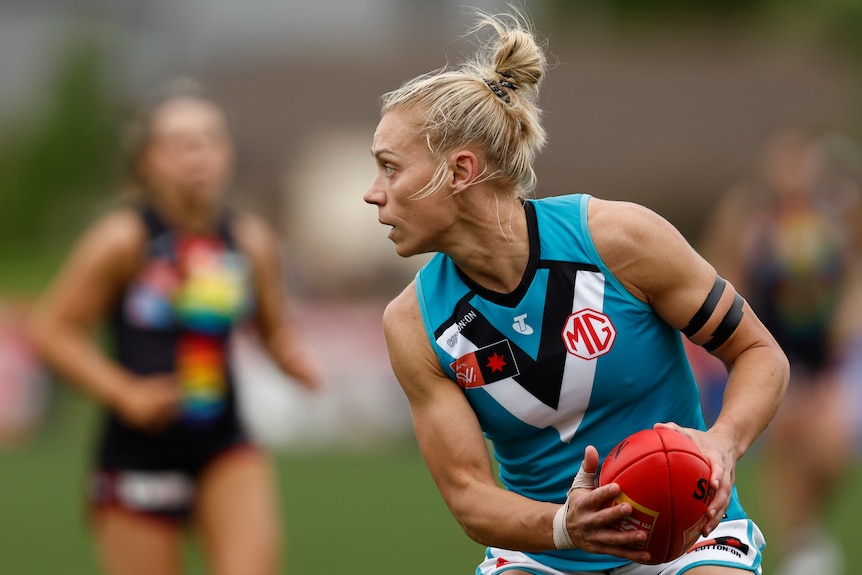 Erin Phillips looks to handball over her left shoulder