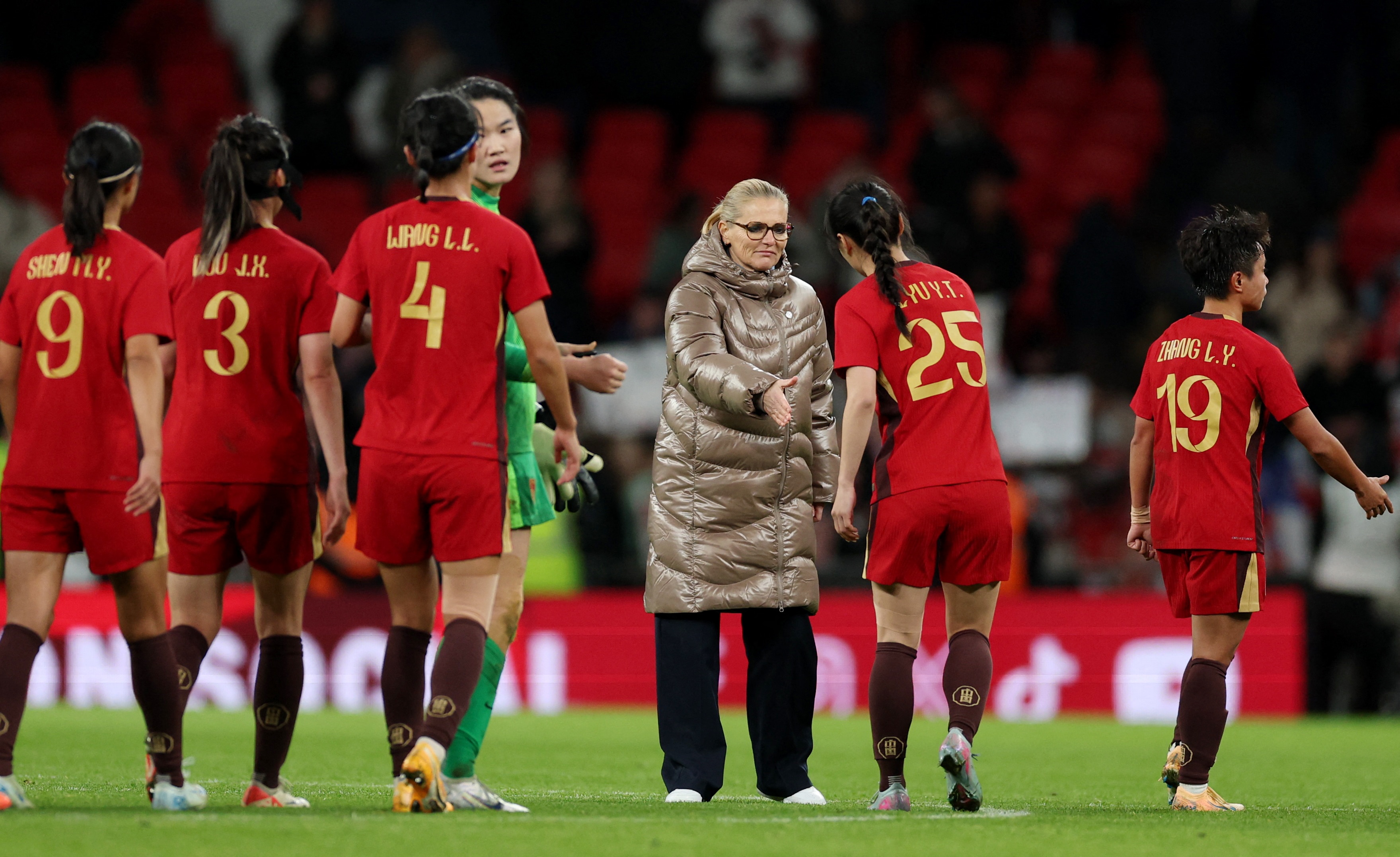 Técnico da Inglaterra cumprimenta jogadores da China