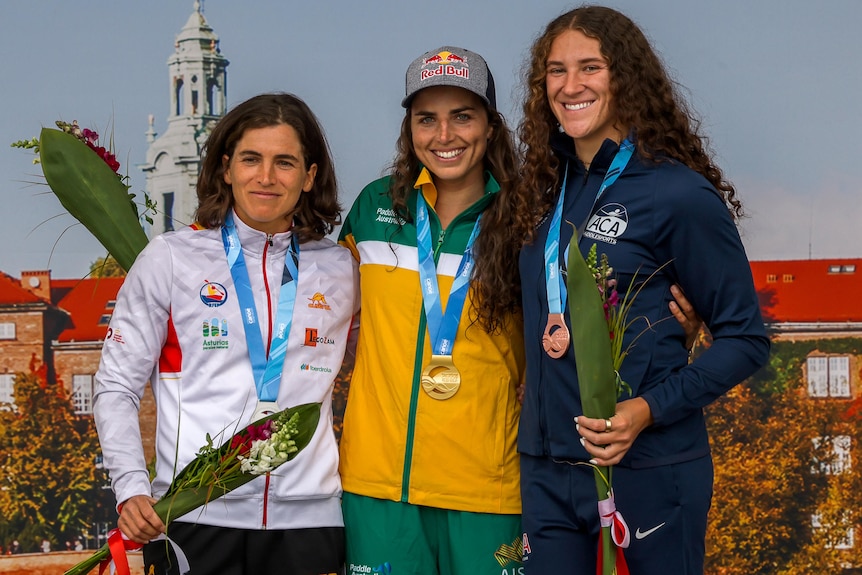 Jess Fox (centre) with Maialen Chourraut (left) and Ria Sribar on the medal podium in Kraków.