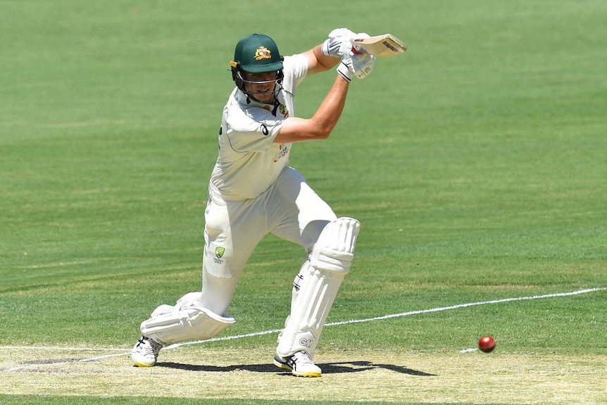 Cameron Green joue un tir vers la zone de couverture contre l'Inde.