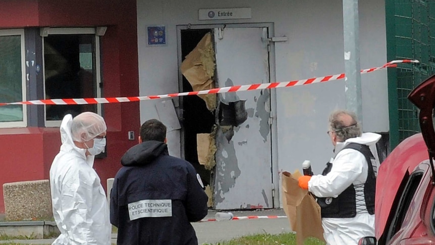 Forensic experts examine door at Sequedin prison