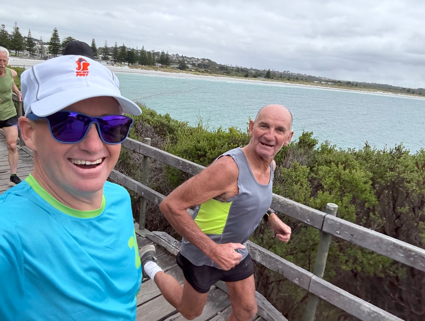 Una conclusión de dos hombres corriendo.
