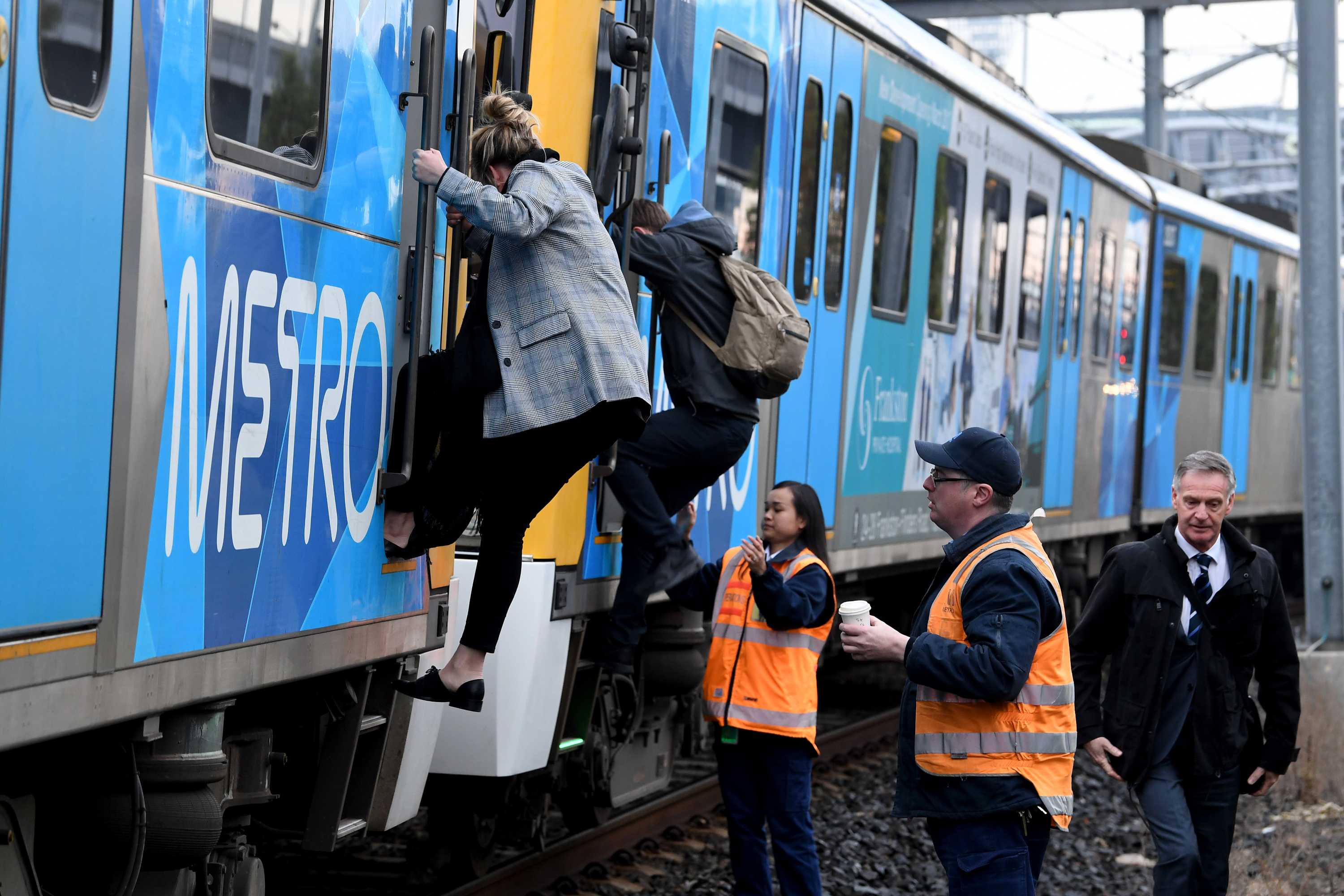 Melbourne train sparks caught on camera as passengers evacuate - ABC News