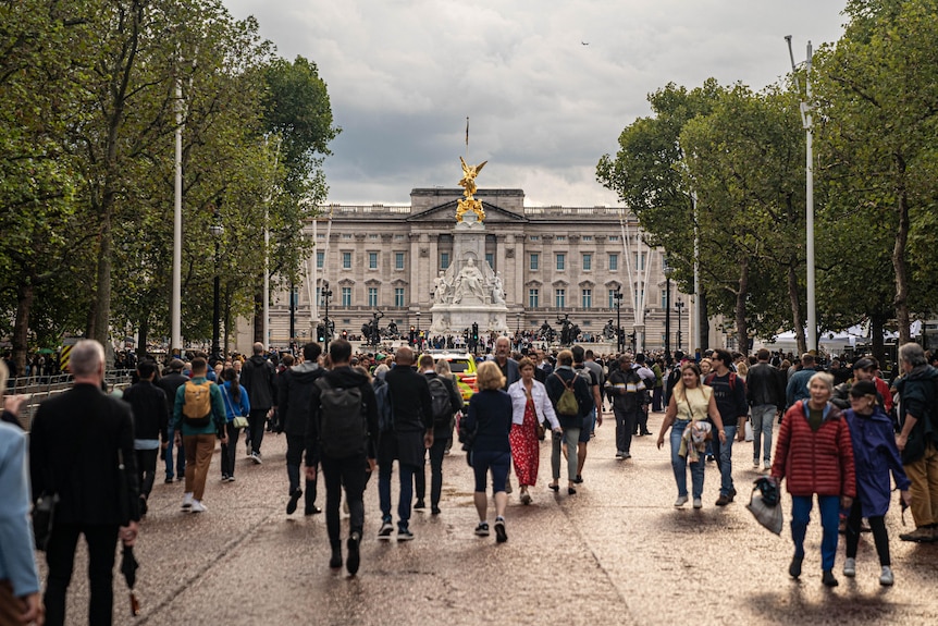 Crowds of people outside Buckingham Palace 