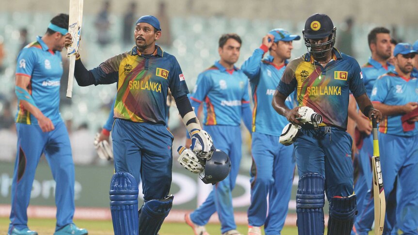 Dilshan raises bat after chasing down Afghanistan