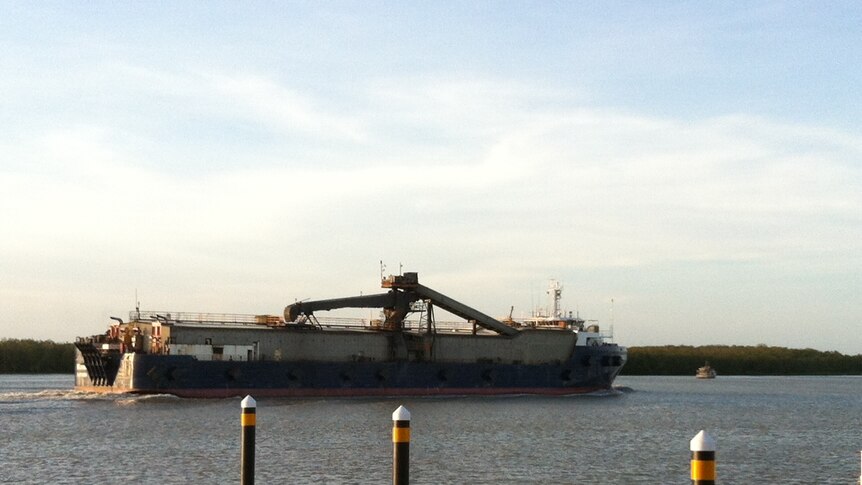 Transfer barge Wunma carrying zinc