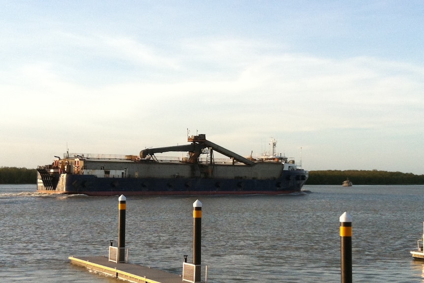 Transfer barge Wunma carrying zinc