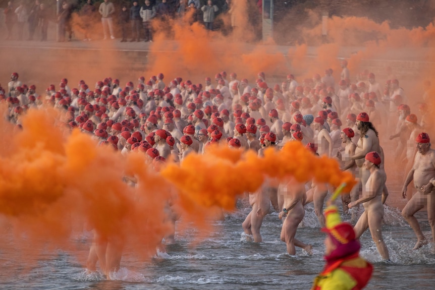 Dark Mofo winter solstice nude swim sees hundreds dive into Hobart's chilly  River Derwent - ABC News