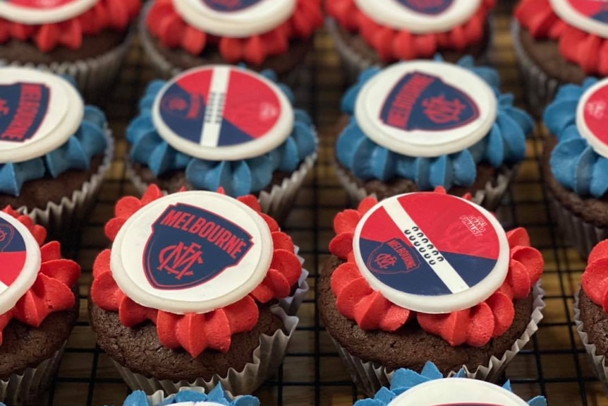 Cupcakes with melbourne logo on them