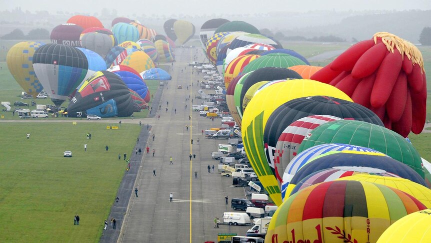 Hot air balloons set world record in France