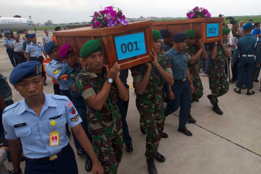 Bodies of AirAsia crash victims begin to arrive in Indonesia