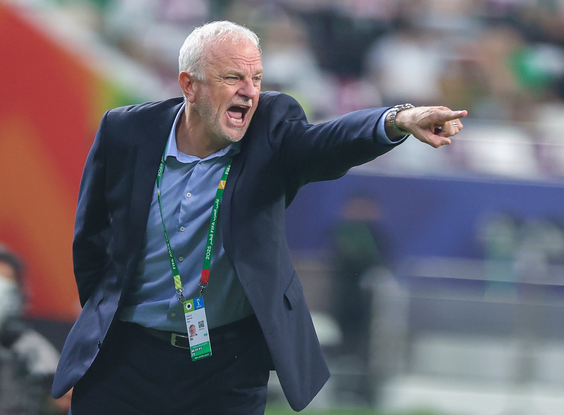 Graham Arnold grita e aponta com paixão durante um jogo