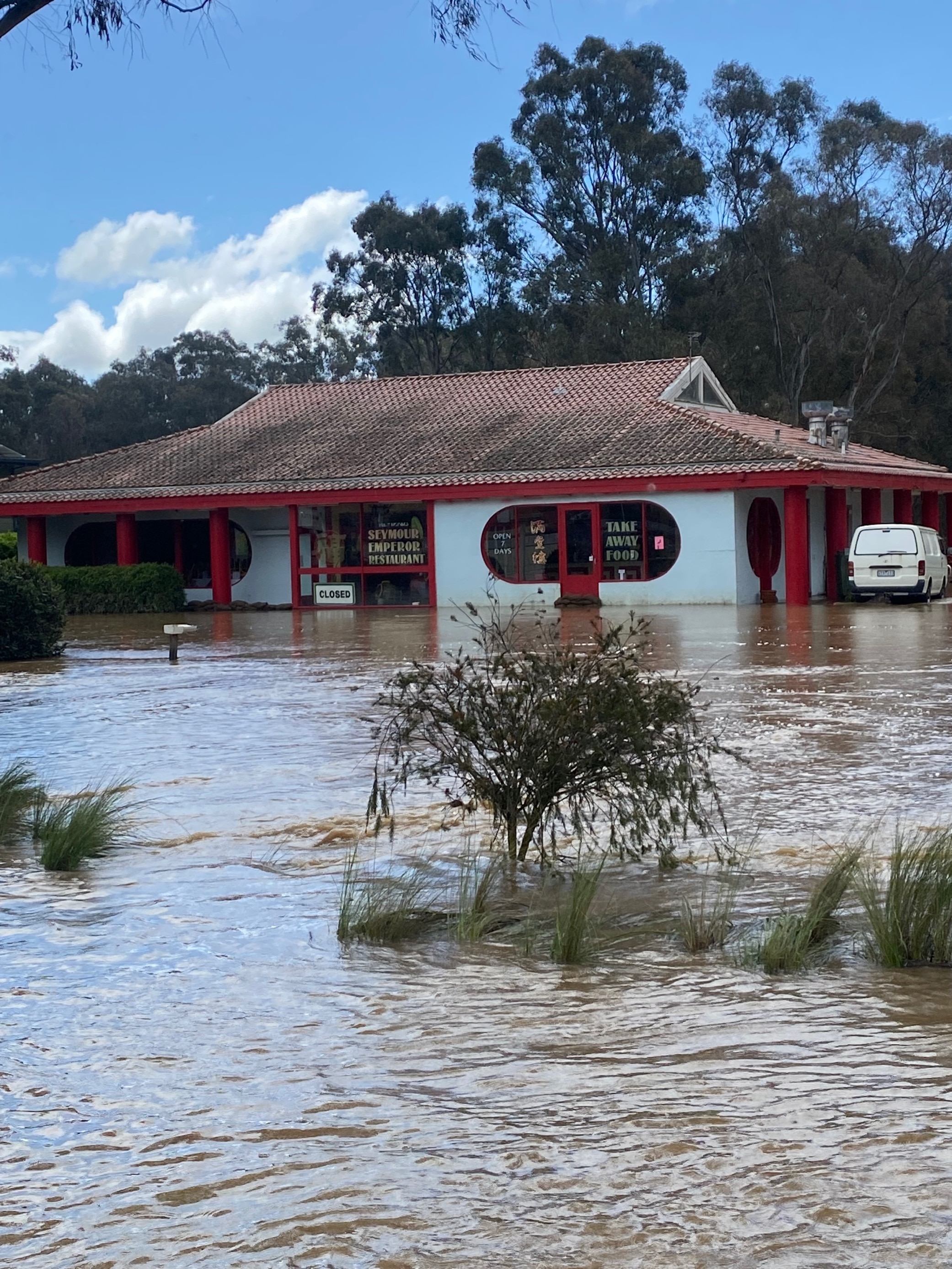 被洪水淹没的中餐馆