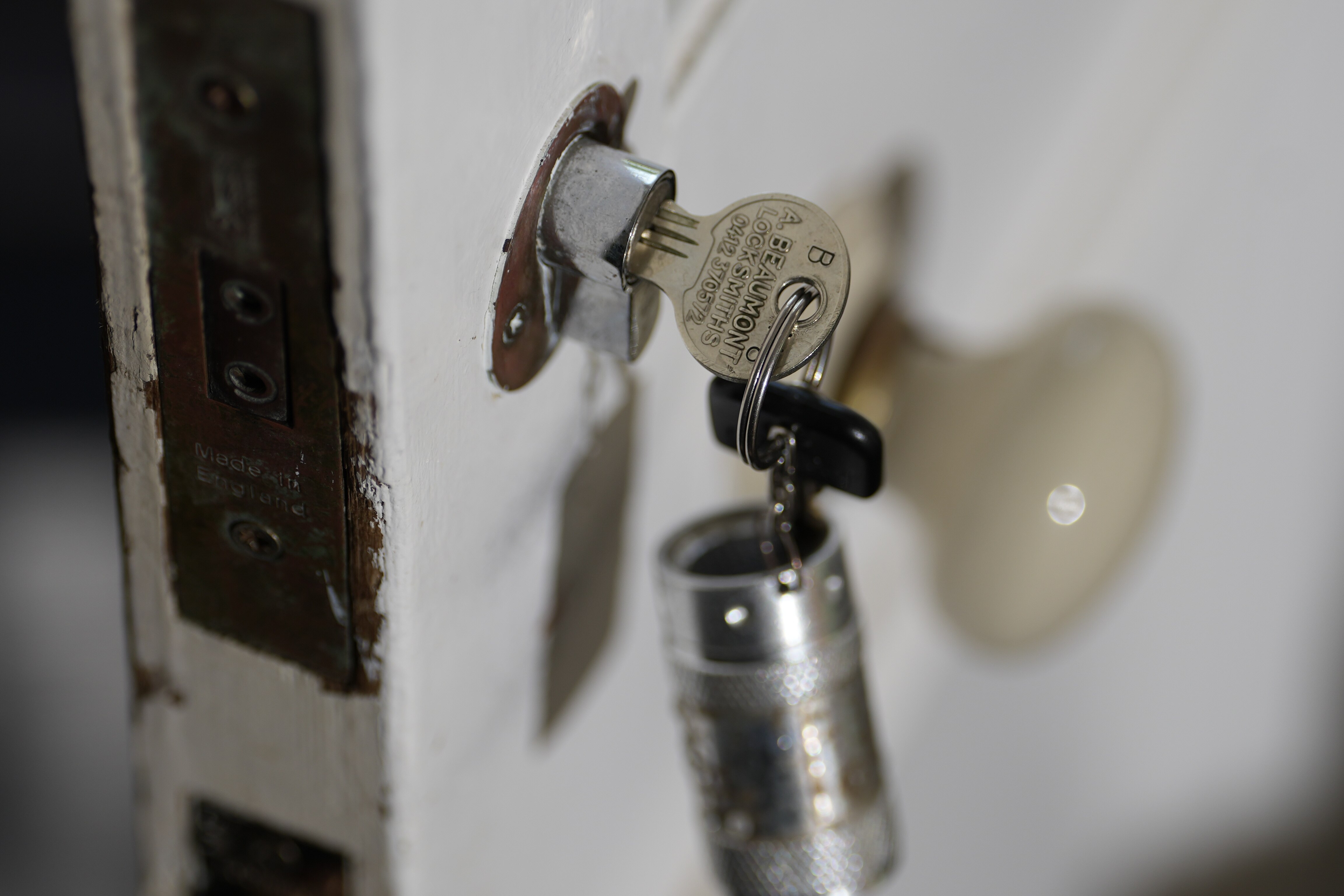 Una llave en una puerta. 