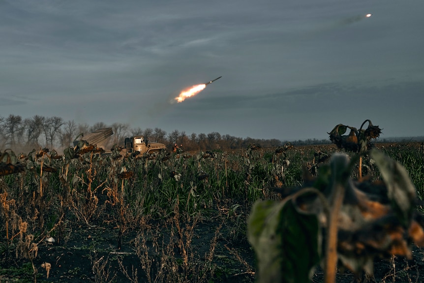 El lanzacohetes múltiple Grad del ejército ucraniano dispara cohetes contra posiciones rusas.