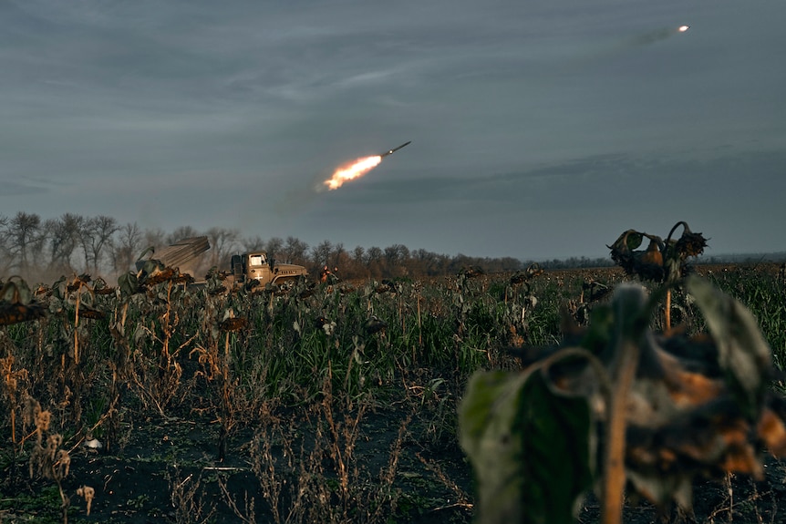 Le lance-roquettes multiple Grad de l'armée ukrainienne tire des roquettes sur des positions russes.