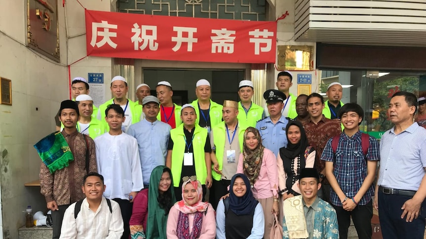 Prima bersama rekan-rekan sesama Muslim Indonesia dan Muslim China saat berlebaran 2019 di depan Masjid Xiamen.