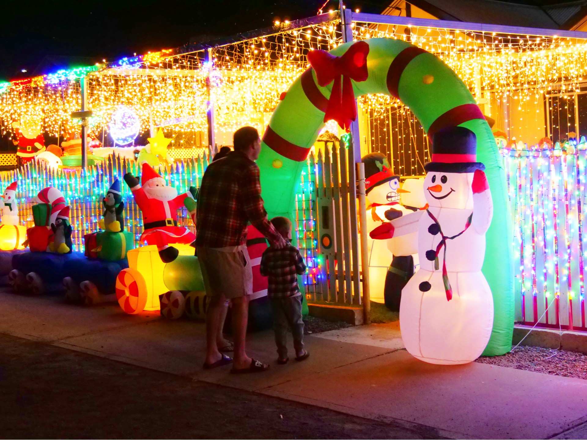 Kalgoorlie couple light up community with annual Christmas display, even after one of them went