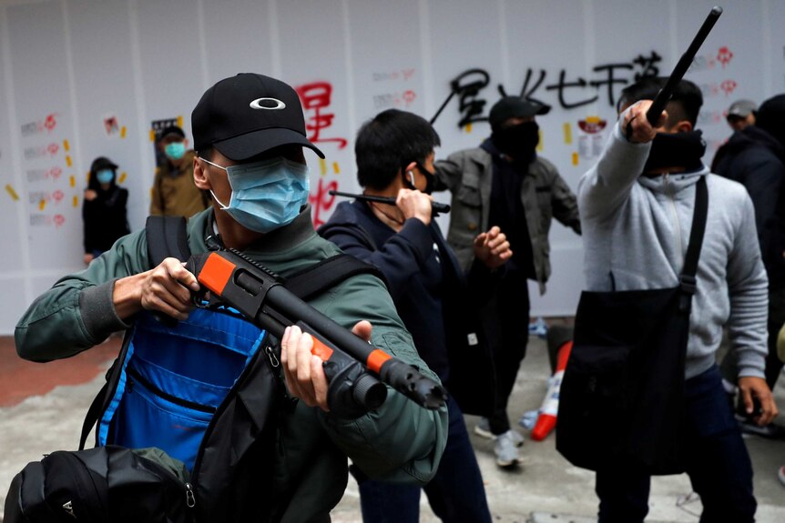 香港警察使用橡胶子弹对付抗议者，偶尔使用实弹。此外，警方还使用了催泪弹、辣椒喷雾和高压水枪。