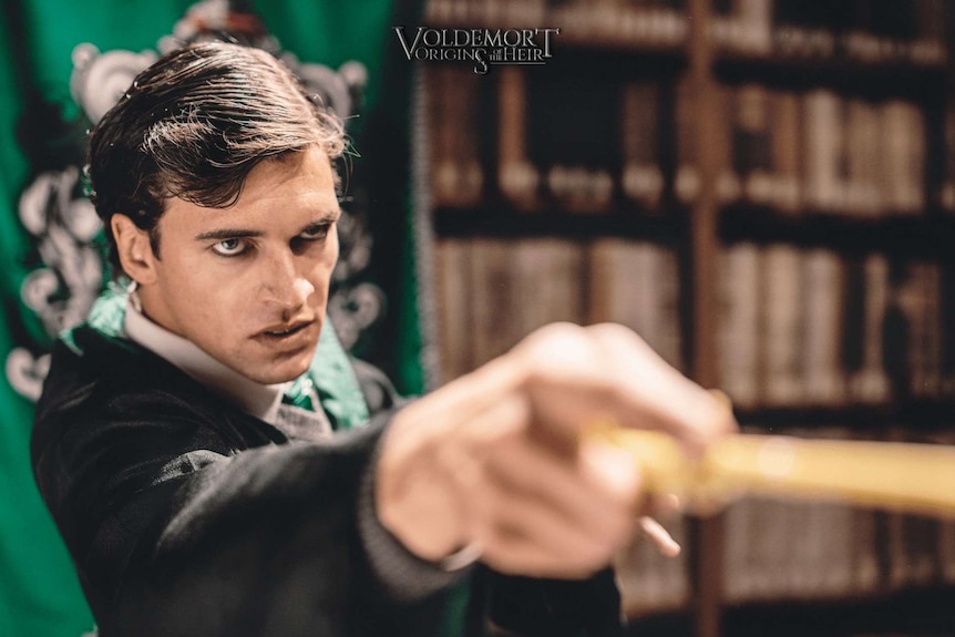 Tom Marvolo Riddle points a wand.