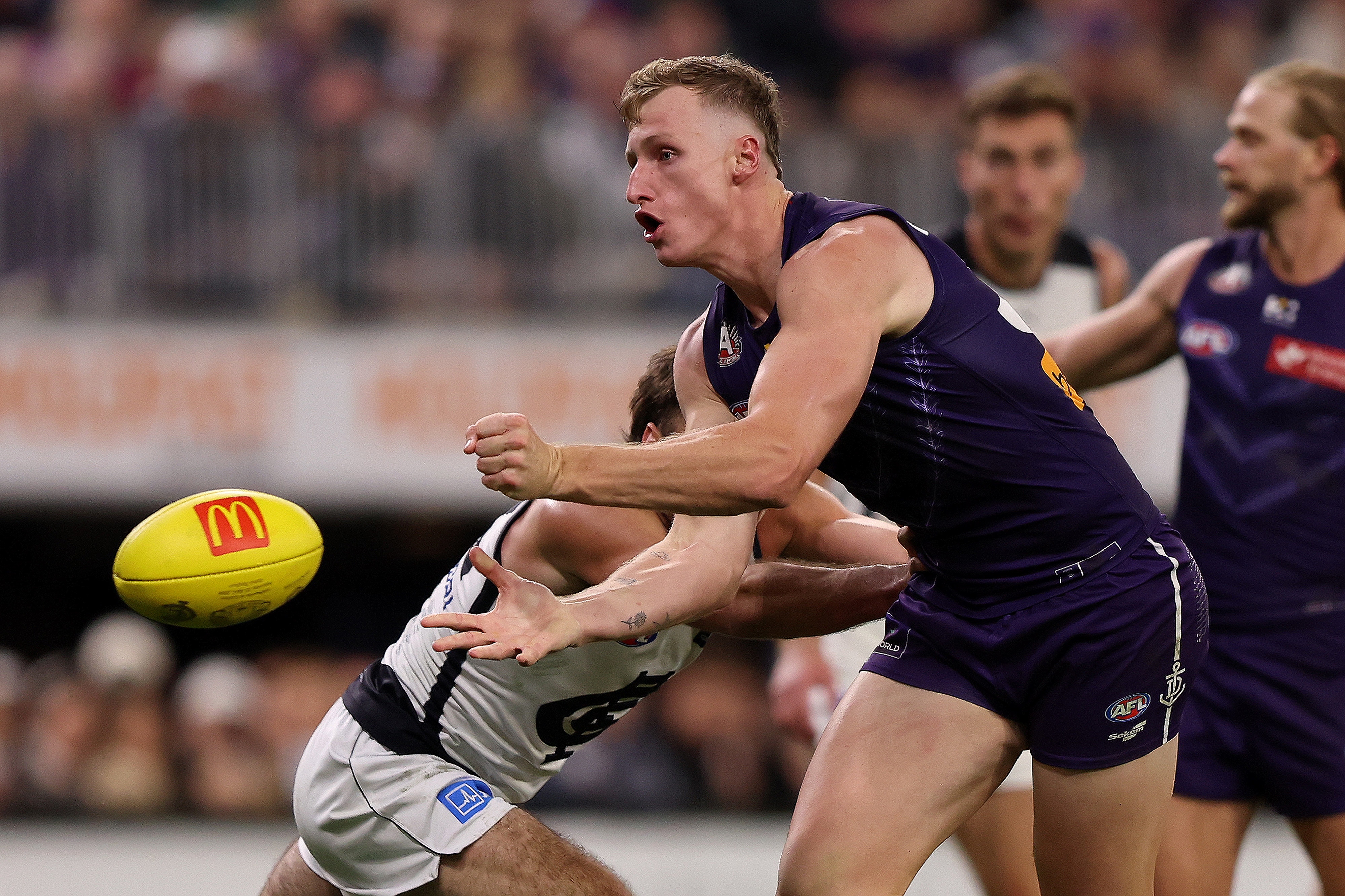 Live: Blues take on top-spot Dockers to kick off Saturday footy