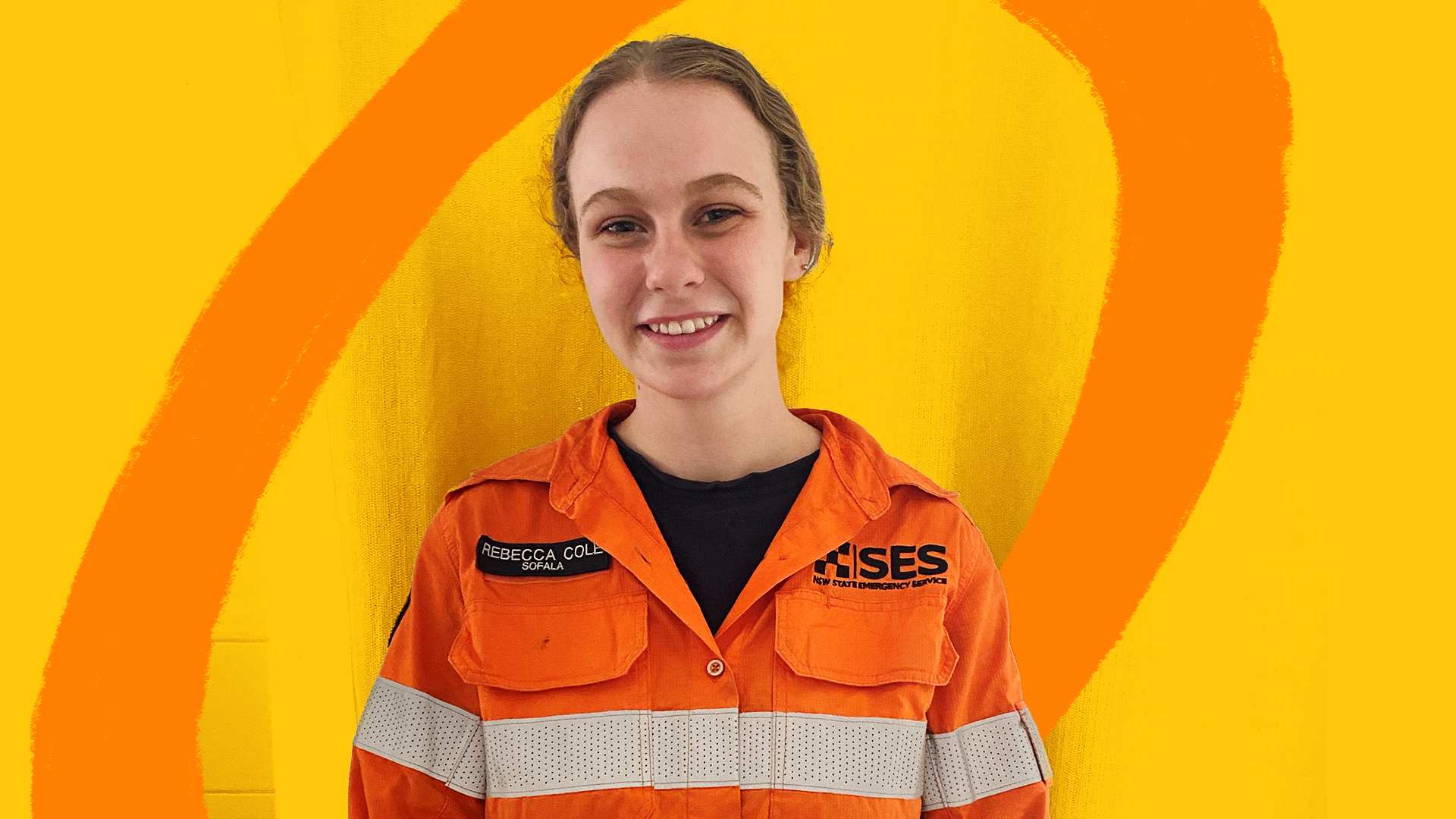 Rebecca Cole 穿着她的 SES 制服，身后有黄色和橙色的插图背景。