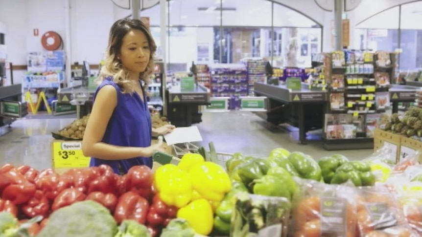 A dietitian tour of a supermarket explaining healthy eating choices