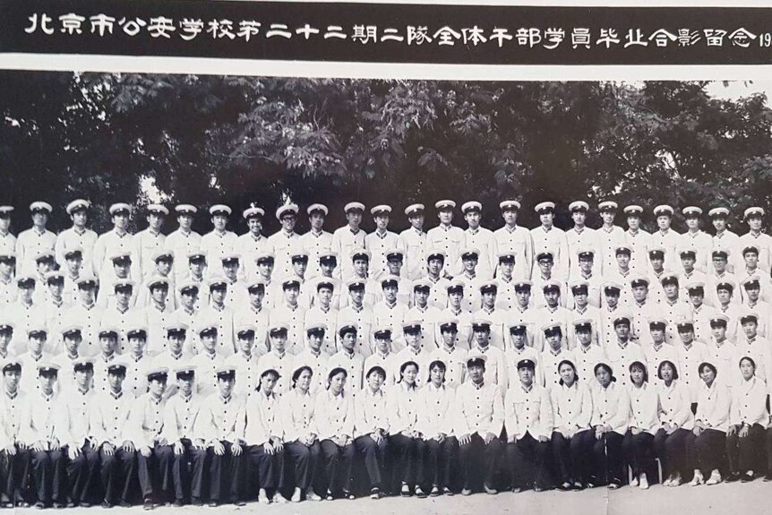 1980年底，孙立勇和公安学校同学合影。第1排左14。