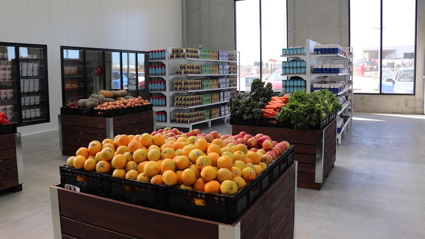 La banque alimentaire va tester un « supermarché » étudiant gratuit à Ballarat alors que l’attente se poursuit pour le hub du Gippsland