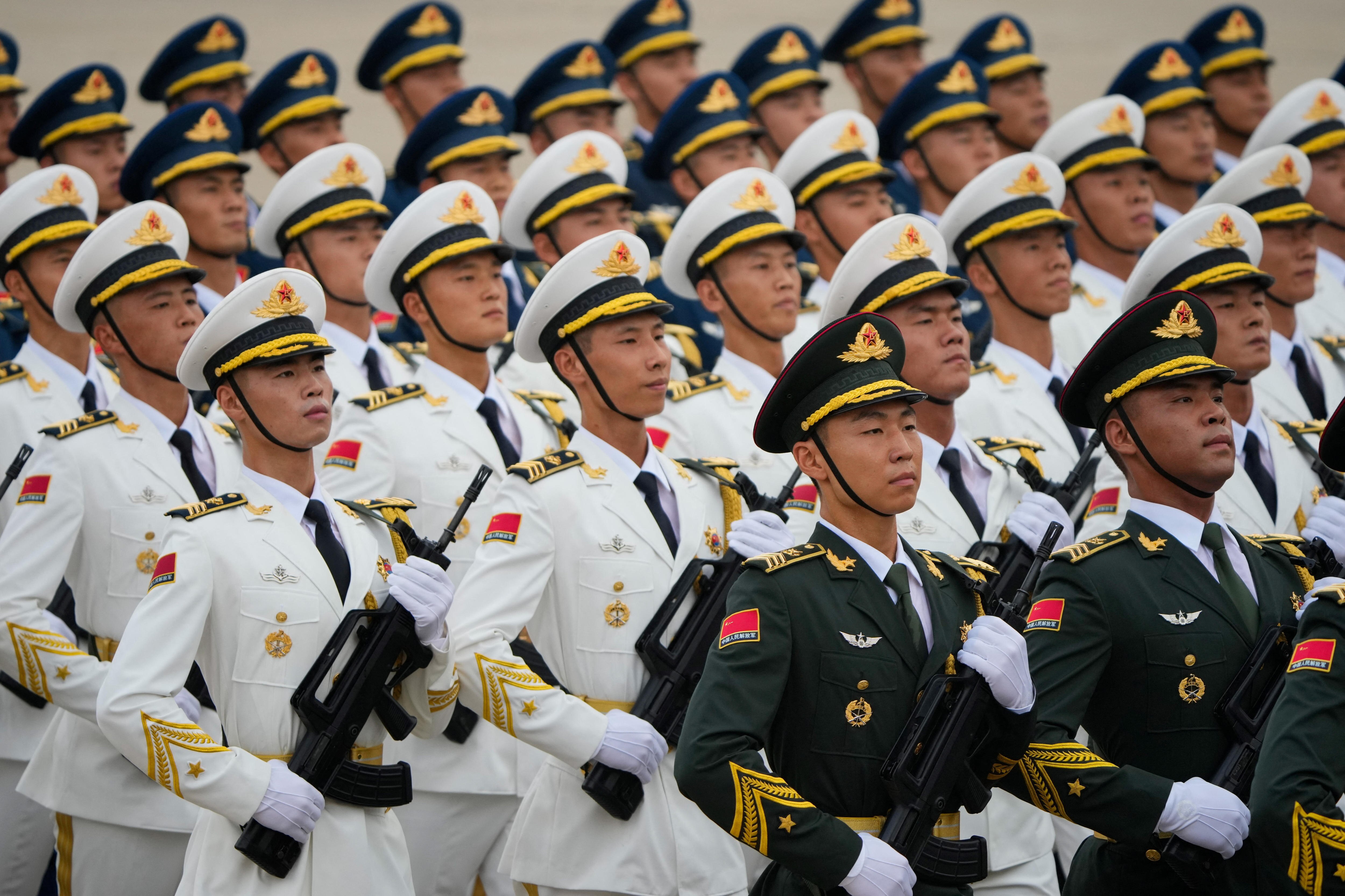 越南在河内巴亭广场举行盛大阅兵式。