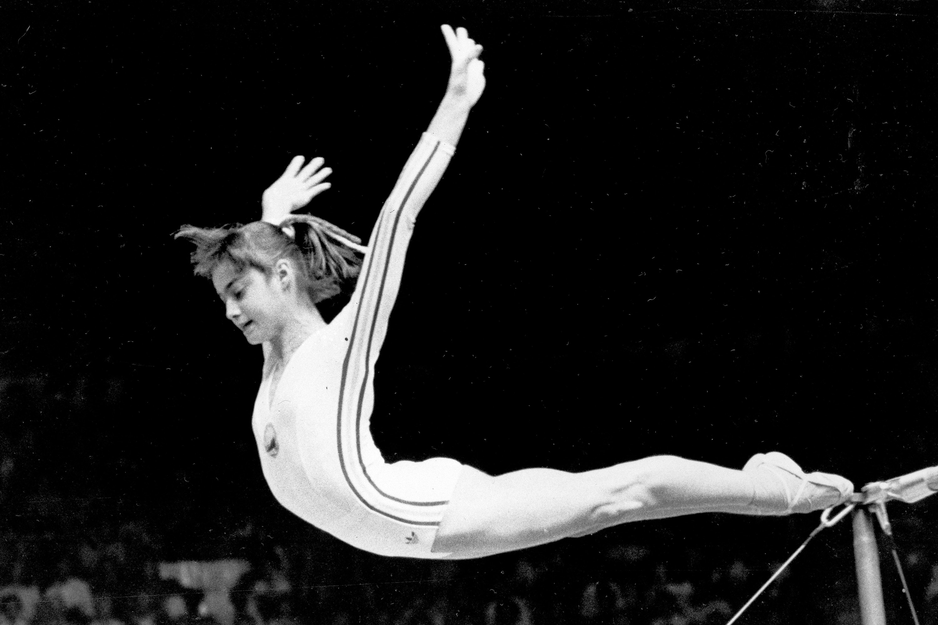 Nadia Comaneci desce das barras paralelas desiguais 