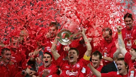 Steven Gerrard lifts the Champions League trophy