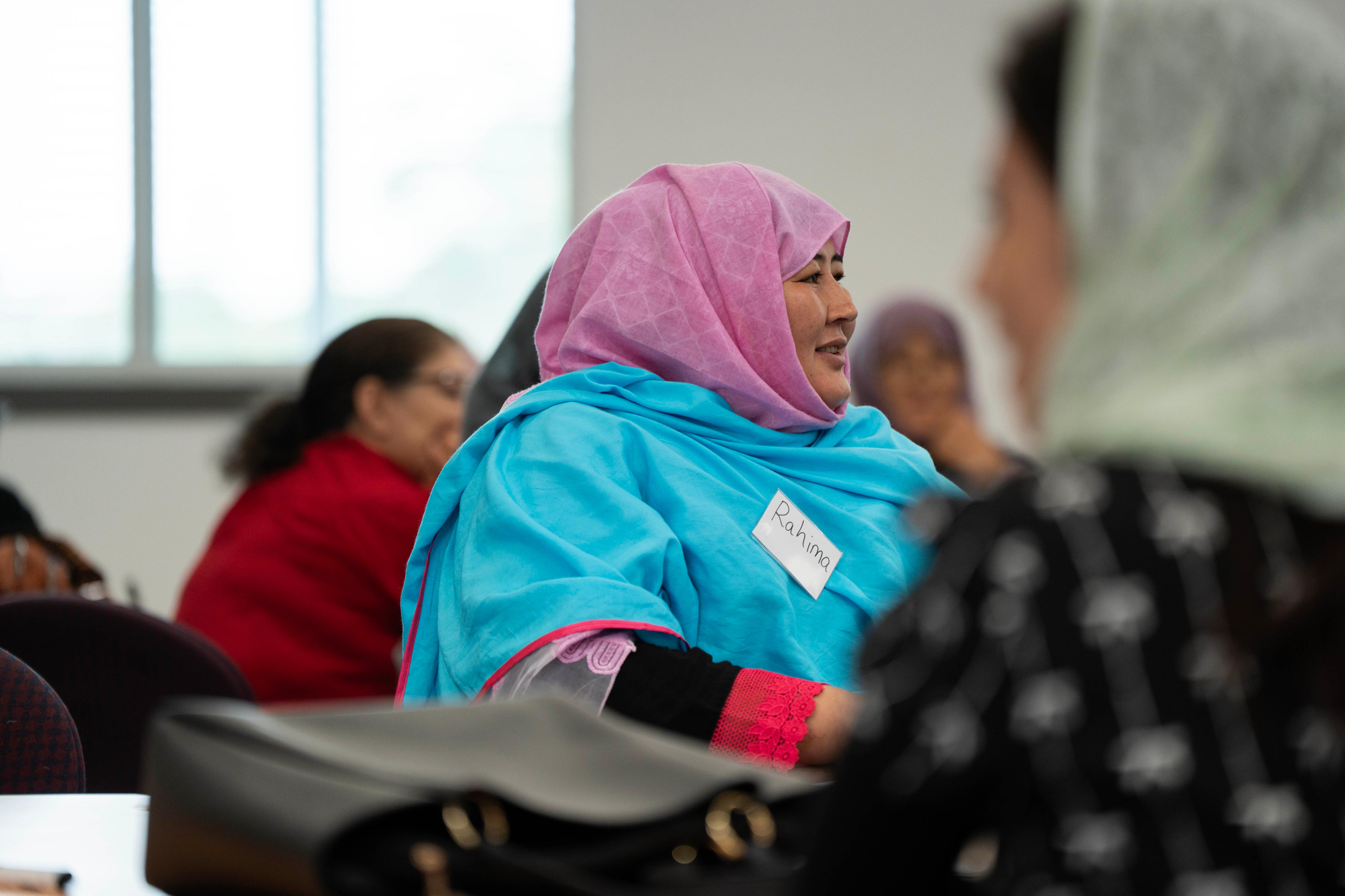 Un estudiante sonríe en la clase de inglés del SMRC.