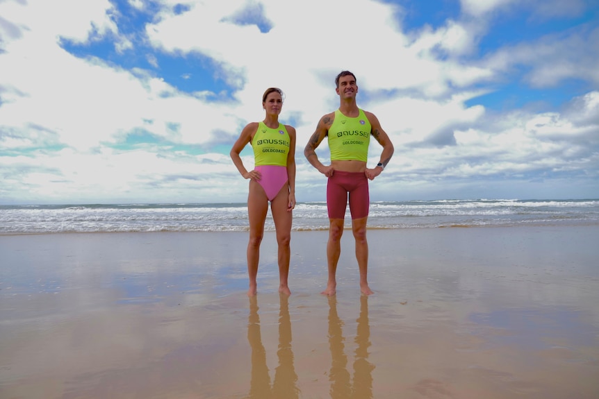 mujer y hombre de pie en la playa