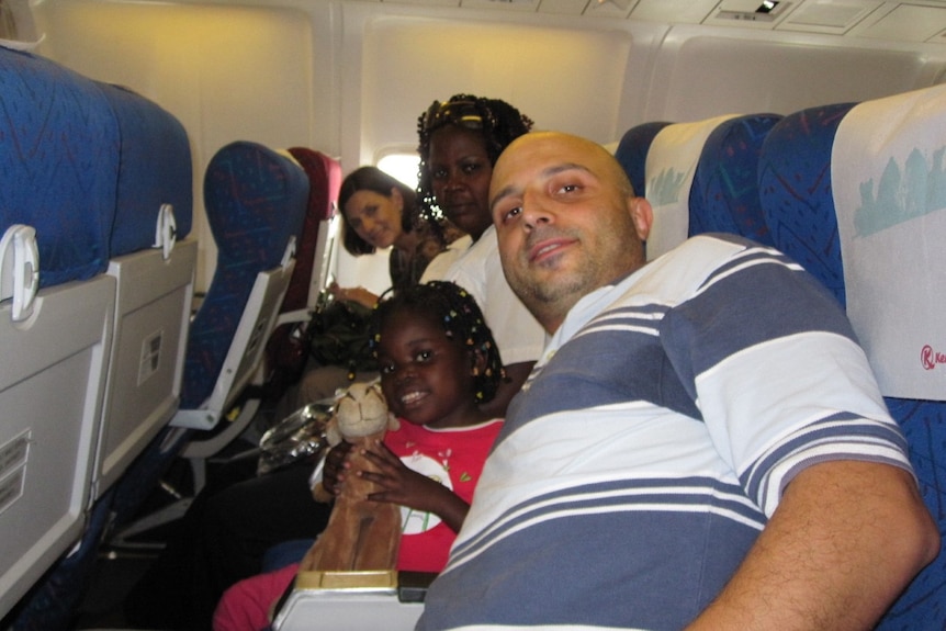 诺艾尔小时候和养父纳达尔在飞机上。