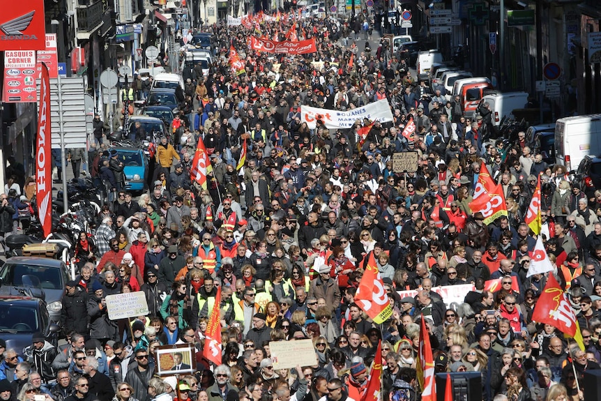 France strikes: crowds