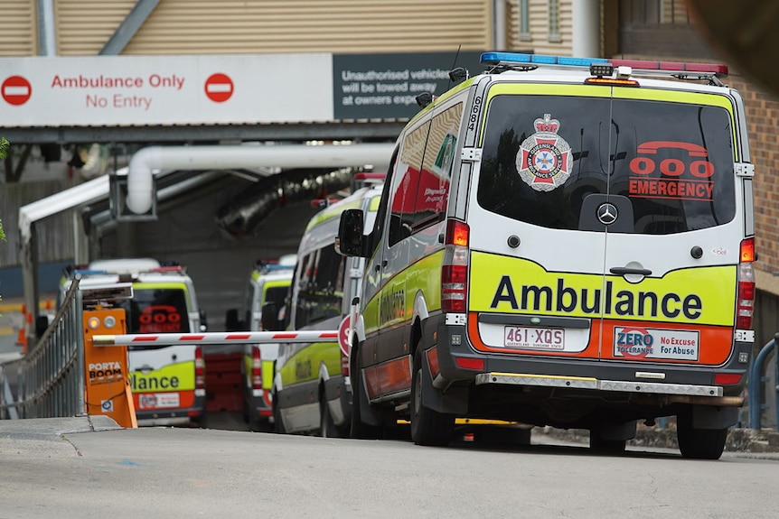 Ambulances dans l'allée d'urgence de l'hôpital d'Ipswich, à l'ouest de Brisbane