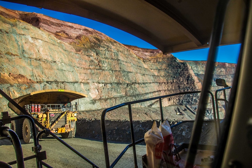 Un camion roulant sur la rampe de la mine d'or Super Pit.